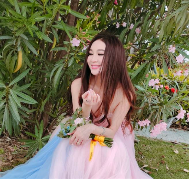 女星温碧霞年过半百仍保养得宜，被誉为「不老女神」。(图/ 取自温碧霞微博)