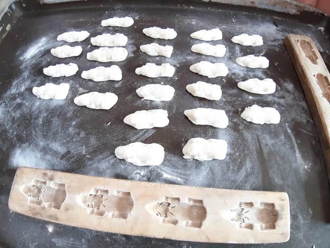 活动同时也请饼舖现场教民眾制作九猪十六羊。（台南大学研究中心提供／曹婷婷台南传真）