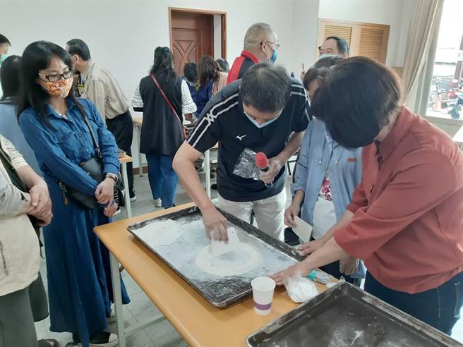 活动同时也请饼舖现场教民眾制作九猪十六羊。（台南大学研究中心提供／曹婷婷台南传真）