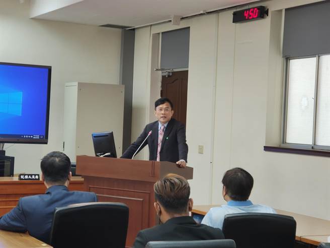 學者彭文正自稱是「犯人」，戲稱總統蔡英文是「原告」，胡謅博士論文造假，「騙子牽到北京還是騙子！」（李侑珊攝）