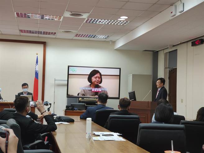 彭文正在現場發表講話時，以影片呈現蔡英文過去影片，自稱在英國取得的是1.5個論文。（李侑珊攝）