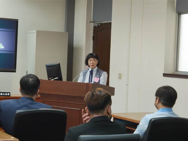 台大教授賀德芬直說，她挺身而出訴求論文門案，而陷入司法與政治風暴，同班同學的鼓勵只能私下傳達，因為擔心會被查水表，「這是什麼可怕的社會」，更狠批蔡是「嫌疑犯」。(李侑珊攝)