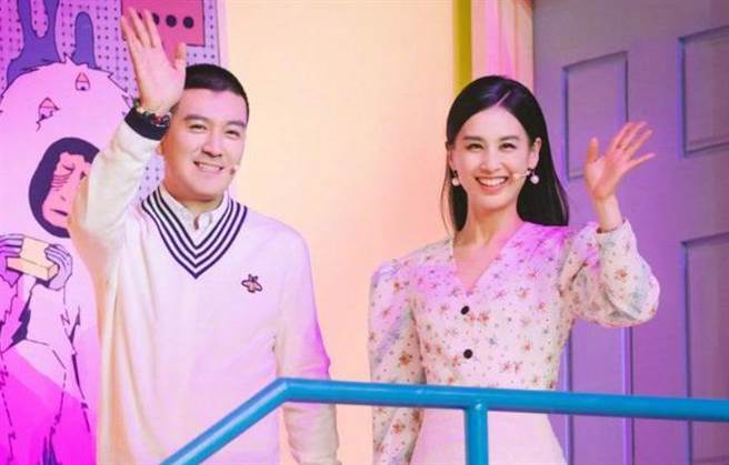 黄圣依如今常带老公杨子活跃于萤光幕上。(图/翻摄自微博)