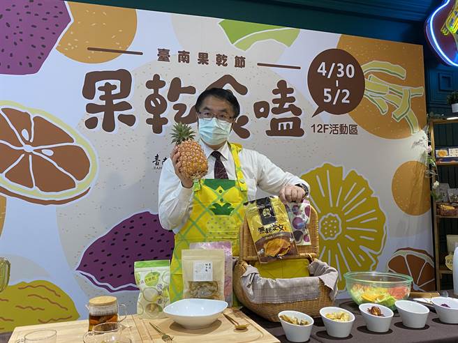 台南市长黄伟哲30日现身台中大远百推荐台南优质的1果及加工制品。（冯惠宜摄）