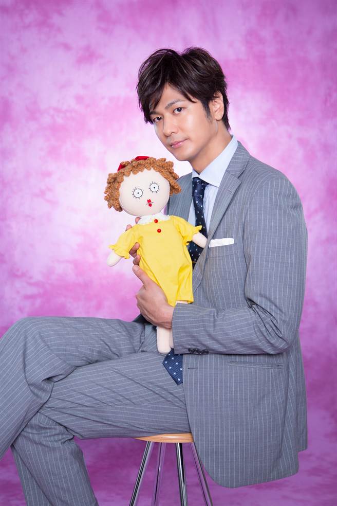 速水茂虎道跟剧中人偶「美啾子」一起受访。（KKTV提供）