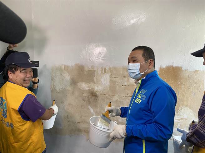 侯友宜与新北工会行善团为弱势户粉刷墙面（戴上容摄）