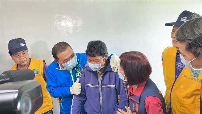 侯友宜关怀弱势案主（戴上容摄）