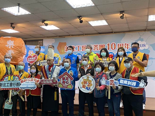 「新北工会行善团10周年plus职训公益列车开拔」30日于新庄区双凤社区登场，侯友宜特地前往参加。（戴上容摄）