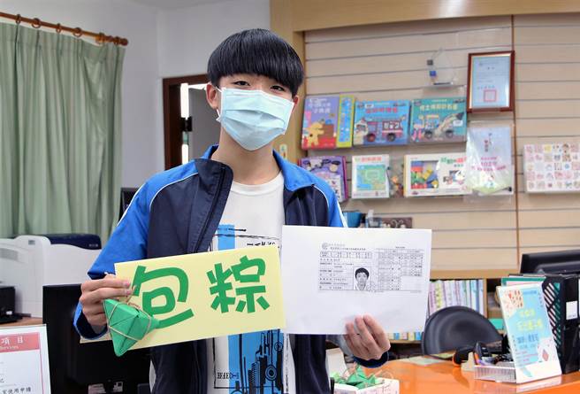 石门分馆与当地肉粽店合作，准备祝福粽送给考生。（新北市立图书馆提供）