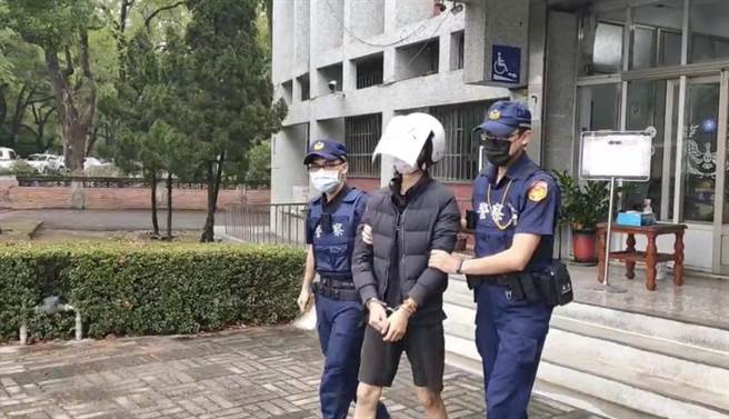 张姓嫌犯偷机车再偷未熄火汽车，被警方逮捕移送侦办。（民眾提供／廖志晃传真）