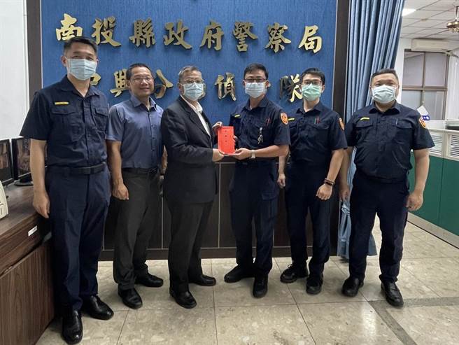 南投县警察局长吕新财（左三），颁发破案奖金。（中兴警分局提供／廖志晃传真）