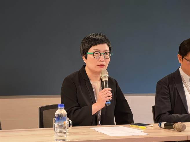 文策院董事长丁晓菁召开记者会说明《CCC创作集》连载平台争议。（王宝儿摄）