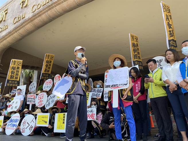 反凤崎纳骨塔自救会指出，纳骨塔预定地的上方有大型社区及学校，具有安全疑虑，呼吁重新选址。（庄旻静摄）
