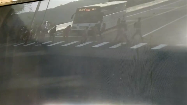 台中嘉阳高中30日上午发生公车辗毙一名高一女学生的事故，事发当时公车疑似煞车失灵，直直撞上正在过马路的女学生，图片可见当时有多位学生也行走在斑马线上，目击了撞击过程。（家属提供／陈淑娥台中传真）