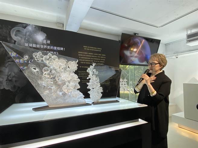 琉璃工房策画「一缕光芒的奇蹟」即日起在草悟道琉璃工房国际艺廊隆重登场，其中杨惠姗与柯林国合作的大型创作：「杨惠姗的兰花」更首度曝光。（冯惠宜摄）