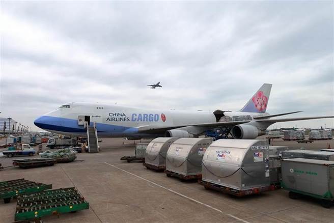 华航机师、诺富特员工接二连三爆出确诊，加上大批机组人员从诺富特搬去集中检疫所的，造成华航人力严重不足、班表大乱，甚至取消北美12航班。(图／华航提供）