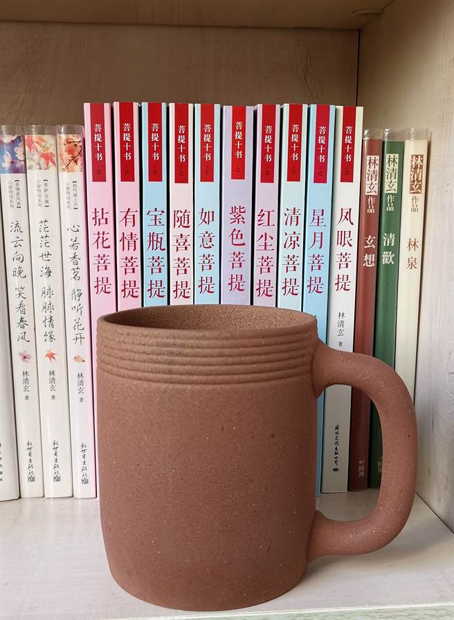 曾老师赠送给作者的杯子「还原烧」。(作者提供)