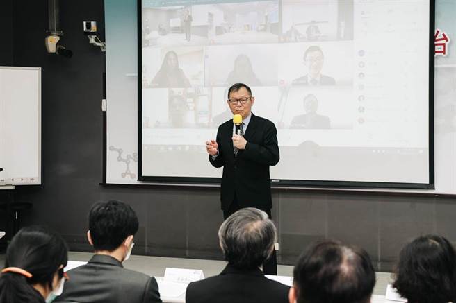 阳明交大校长林奇宏（中）表示，这是一个令人振奋的发明和应用，且是由台湾和马来西亚长久以来共同合作（台马计画）下的产出的成果。 (郭吉铨摄)