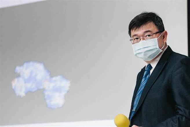 主持研究的生物科技系教授张家靖（见图）指出，COVID-19（2019新型冠状病毒疾病）是病毒棘蛋白（Spike Protein）与人类细胞的ACE2受体结合，透过电化学阻抗谱系统（EIS）研发药物侦测平台，让ACE2直接共价结合在钯奈米薄膜电极（图左）上，只要取样1微升的抑制剂，就能在15到20分钟内侦测、辨识效果。 (郭吉铨摄)