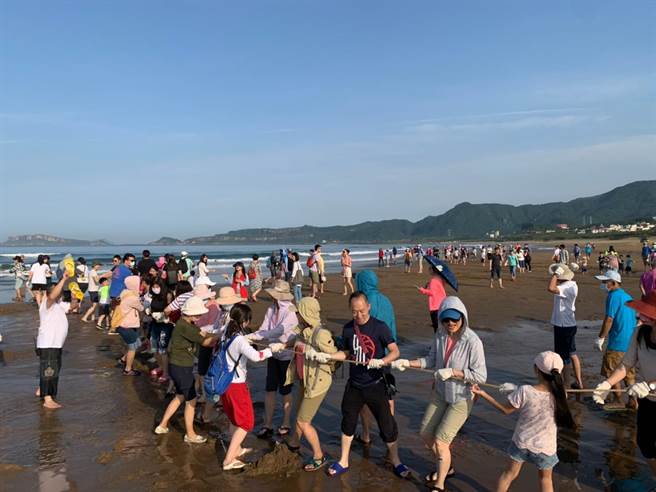 牵罟趣活动现场大人小孩一同拉网捕鱼。（金山区公所提供）