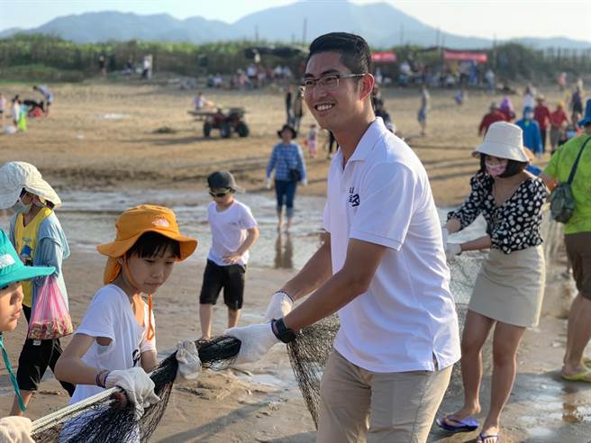 现场大家齐心拉网体验牵罟。（金山区公所提供）