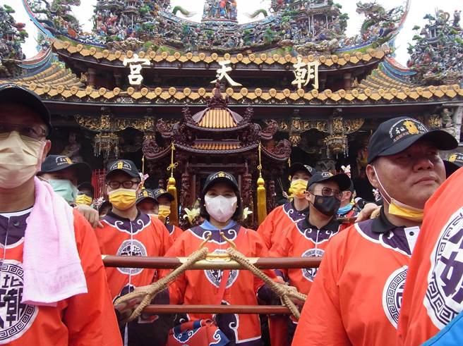云林县长张丽善（中）参加北港朝天宫妈祖遶境，今年復办吸引暴炸性人潮迎接宗教嘉年华。（张朝欣摄）