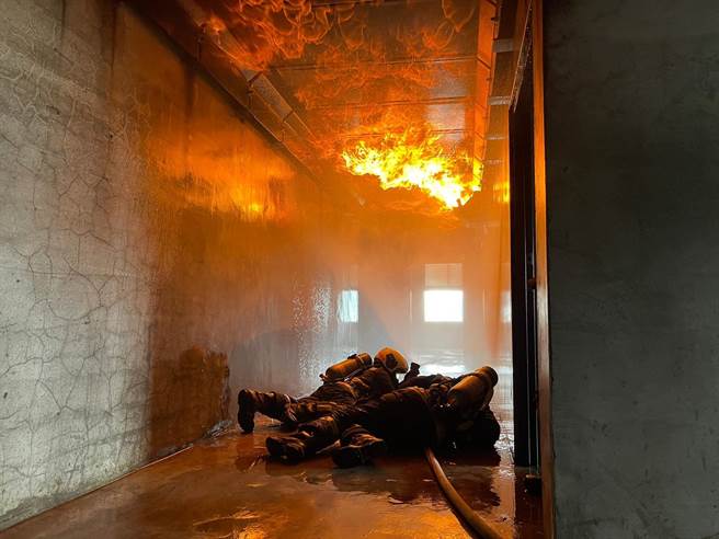 训练时，消防员全副武装，穿着重达20公斤消防衣帽鞋及装备，模拟绳索及救助器材运送、火场人命救助、水源供应等。（台中市消防局提供／张妍溱台中传真）