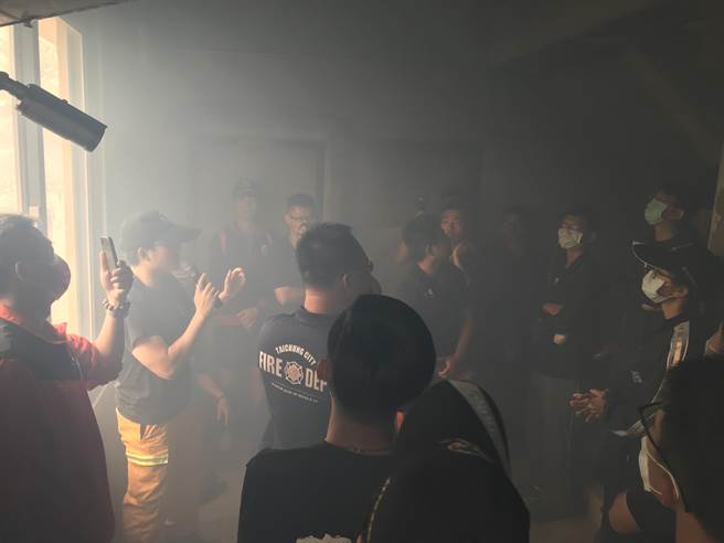 训练时，消防员全副武装，穿着重达20公斤消防衣帽鞋及装备，模拟绳索及救助器材运送、火场人命救助、水源供应等。（台中市消防局提供／张妍溱台中传真）