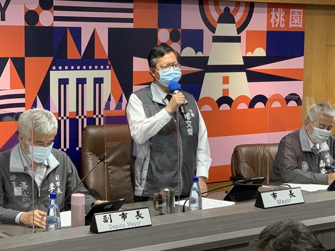 桃园市长郑文灿今紧急召开防疫会议。（姜霏摄）