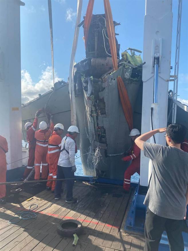 隶属于第七飞行训练联队单座F-5E型(机号：5261)失事战机残骸打捞上船。（国防部提供）