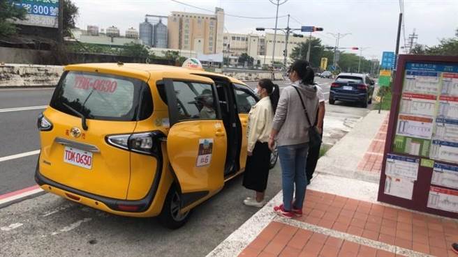 为了解决高雄偏乡交通不易的问题，高市府交通局向中央及地方争取1000多万元经费，拟办公车式小黄2.0服务。（高市府交通局提供／洪浩轩高雄传真）