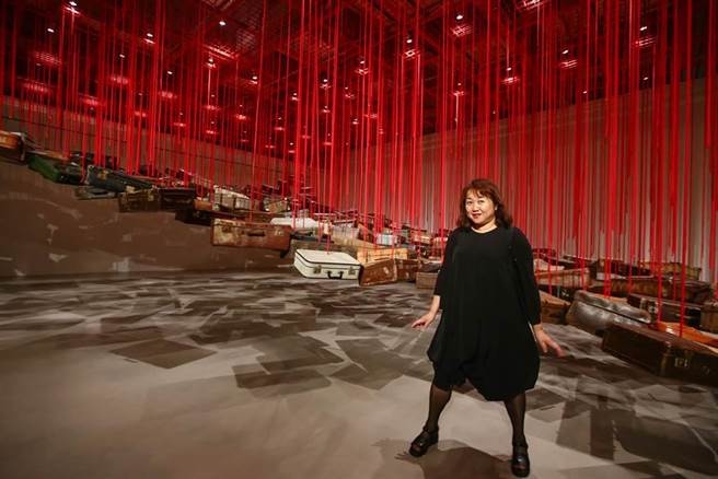 塩田千春《集聚—找寻目的地》以红线和行李箱表现出走与回归的心境。（邓博仁摄）