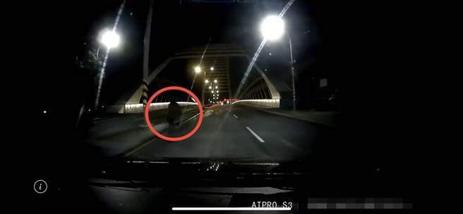 失智老翁暗夜独走路中，三峡分局热心警用人脸辨识系统助返家。(戴志扬翻摄)