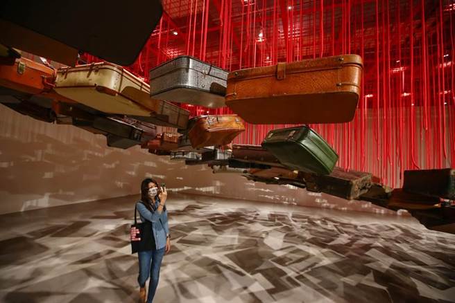 北美馆即日起展出《塩田千春：颤动的灵魂》，本展由日本东京森美术馆（Mori Art Museum）馆长片冈真实（Mami Kataoka）策划。展出艺术家Shiota Chiharu创作生涯至今最大型且全面性的展览，包含数件大型装置，另有雕塑、行为艺术录像、摄影、素描以及舞台设计及其相关图稿等，作品主要陈述着死亡、生命、记忆、梦境等。（邓博仁摄）