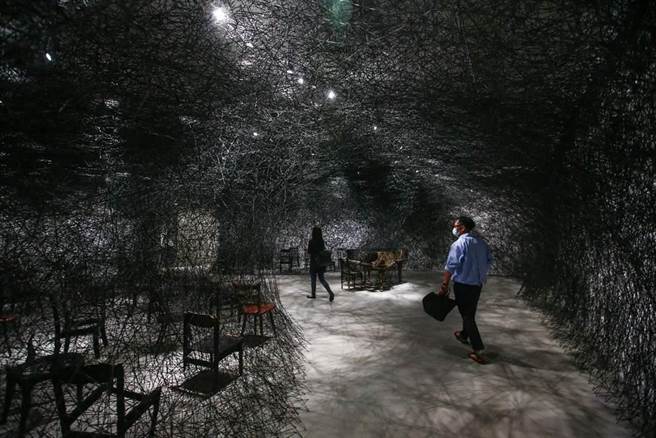 北美馆即日起展出《塩田千春：颤动的灵魂》，本展由日本东京森美术馆（Mori Art Museum）馆长片冈真实（Mami Kataoka）策划。展出艺术家Shiota Chiharu创作生涯至今最大型且全面性的展览，包含数件大型装置，另有雕塑、行为艺术录像、摄影、素描以及舞台设计及其相关图稿等，作品主要陈述着死亡、生命、记忆、梦境等。（邓博仁摄）