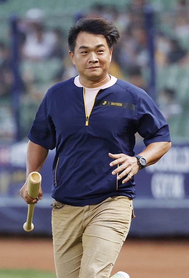 中信兄弟副领队彭政闵今天担任开球打击来宾。（黄国峰摄）