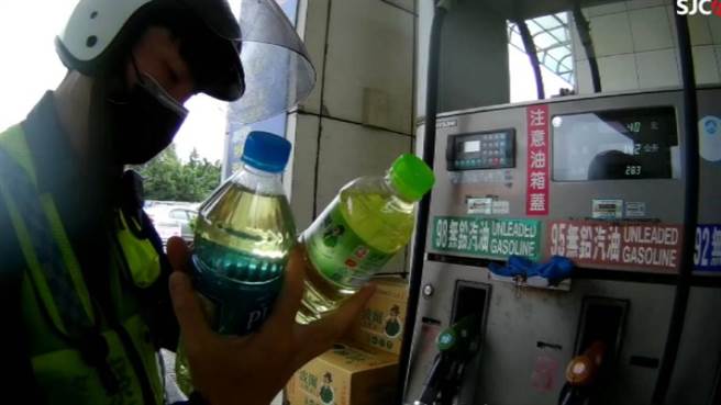 桃园警察分局龙安派出所警员陈韦纶及蔡政谚接获民眾报案，表示龙安街疑似有自小客发生交通事故，员警立即赶往现场处理。（警方提供／赖佑维桃园传真）