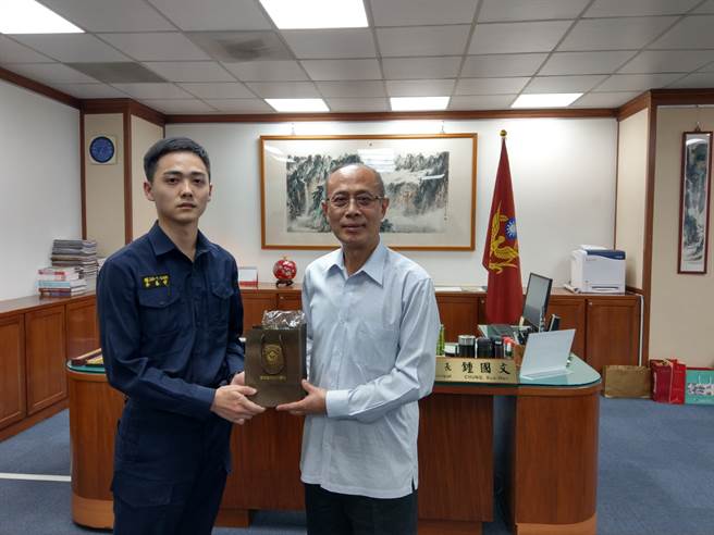 警察专科学校校长锺国文（右）30日表扬热心救人的学生李泰亿（左）。（图／警察专科学校提供）