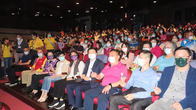 中视董事长胡雪珠（右六）彰化县长王惠美（右五）、员荣医疗体系总院长张克士（右四）、员林市长游振雄（右三）等都亲自出席公益演唱会活动。（谢琼云摄）