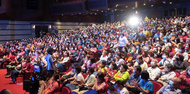 旺旺文教基金会、中视与彰化县政府、员荣医疗体系过去几年，年年携手举办公益演唱会，近年均以感谢志工无私奉献为主题，昨晚多位实力民歌手轮番嗨唱，让上千名彰化县志工沉醉其中。（谢琼云摄）