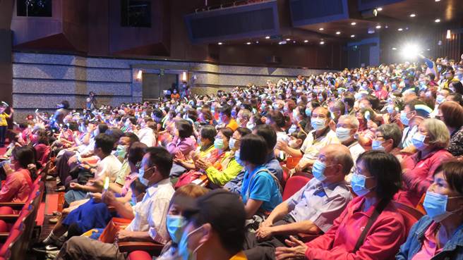 旺旺文教基金会、中视与彰化县政府、员荣医疗体系过去几年，年年携手举办公益演唱会，近年均以感谢志工无私奉献为主题，昨晚多位实力民歌手轮番嗨唱，让上千名彰化县志工沉醉其中。（谢琼云摄）