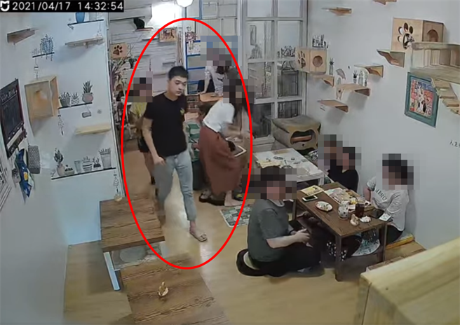 宜兰罗东一间猫咪咖啡店老板娘17日意外在吧台内昏倒，凑巧被在外头的友人察觉，当时身穿黑衣的警专生李泰亿（红圈处）立刻衝进吧台内，为老板娘施予CPR。（翻摄脸书社团《猫咪也疯狂俱乐部》）