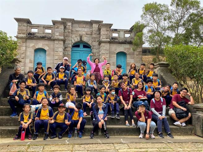 台南麻豆区港尾国小日前举行全校户外教育，造访山上花园水道博物馆及净水池区。（港尾国小提供／刘秀芬台南传真）