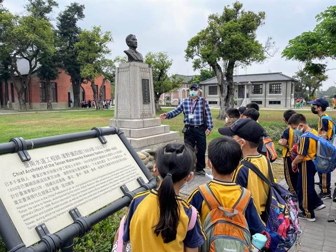 台南麻豆区港尾国小日前举行全校户外教育，造访山上花园水道博物馆及净水池区。（港尾国小提供／刘秀芬台南传真）