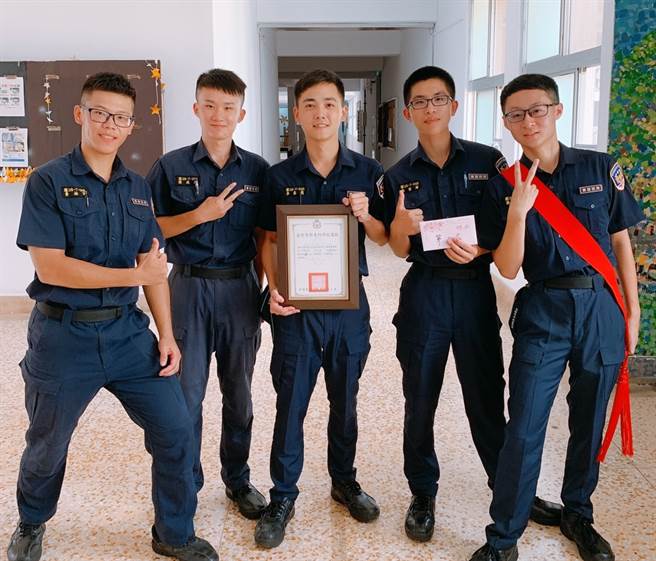 警专二年级生李泰亿（中）热心救人，获得校方肯定，开心的和同学一起合影。（图／警察专科学校提供）