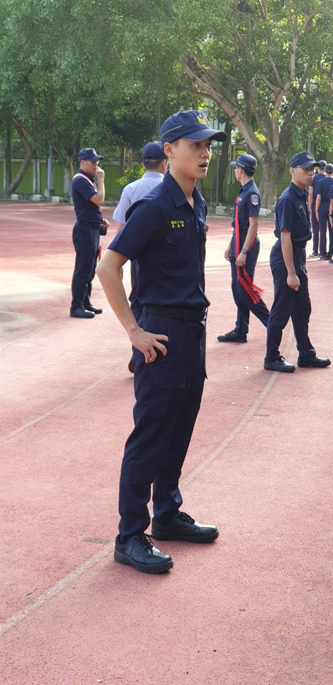 警专二年级生李泰亿平时上课的日常生活照，真的帅气！（图／警察专科学校提供）