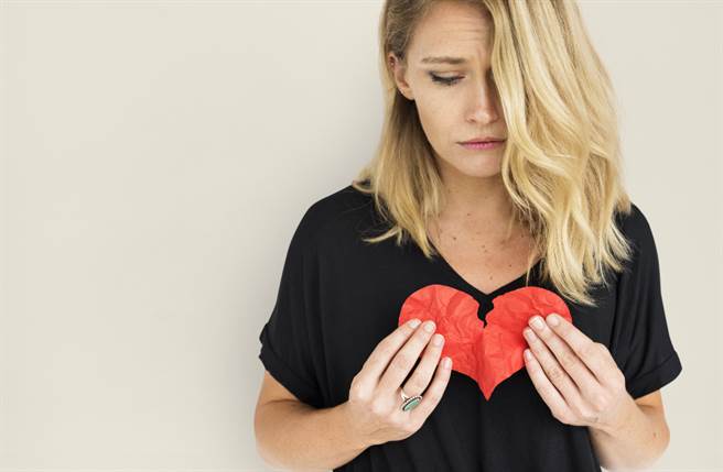 雙魚座、巨蟹座、天蠍座的人最容易被愛情折磨，在生活中明明很聰明又超有個性，但一談戀愛卻總是丟了魂，愛情就是他們唯一的死穴。（圖／Shutterstock）