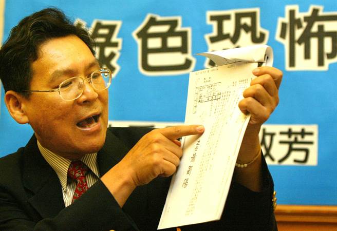 2004年，前南投县县长彭百显在立委蔡启芳的陪同下举行记者会，表示遭到调查局以造假的笔录误导法官判决，如今判决虽已还他清白，但却已造成个人的声誉严重损害，更呼吁民进党政府别再回归到旧戒严体制时代。（陈信翰摄）