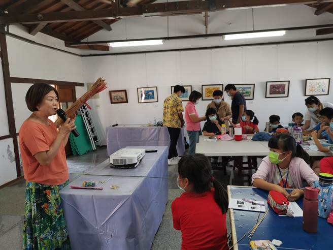 成功大學歷史系於烏腳病醫療紀念園區舉辦藺草編織體驗工作坊，邀請北門國小師生參加。（劉秀芬攝）