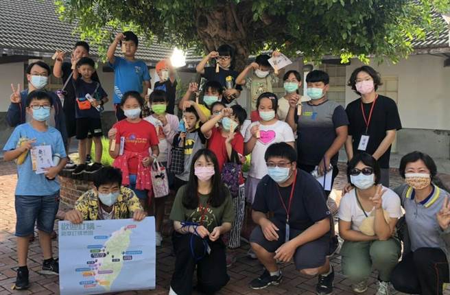 北門國小學童展示藺草編織作品。（台南市文化局提供／劉秀芬台南傳真）